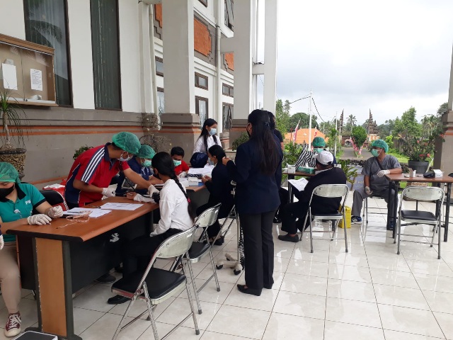 Ratusan Mahasiswa Universitas Hindu Negeri (UHN) I Gusti Bagus Sugriwa Diperiksa Kesehatannya