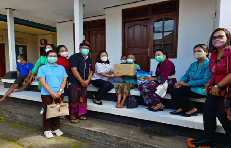 Pemberian Bingkisan Kepada Penyandang Kanker Oleh Dinas Kesehatan Beserta Tim